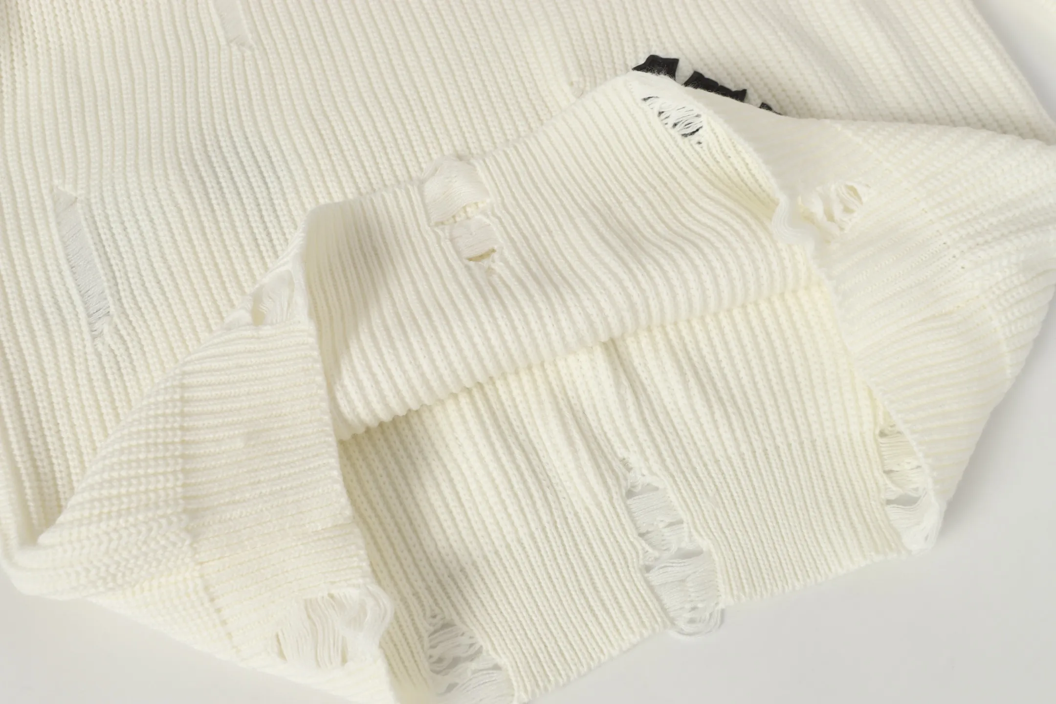 P270 #M902 Cross-border model, please do not place an order if you are pursuing quality - Chrome Hearts/Chrome Hearts cross leather✝️Frayed knitted sweater - High weight, high density and high quality. The wool is soft, delicate and skin-friendly. It feels soft and silky. It has excellent warmth and skin-friendly properties - Custom-woven and dyed with no color difference. No matter the fabric or workmanship details, it beats the ordinary version on the market - Hardware zipper accessories are all customized and full of details -Colour: off-white -Size: S M L XL